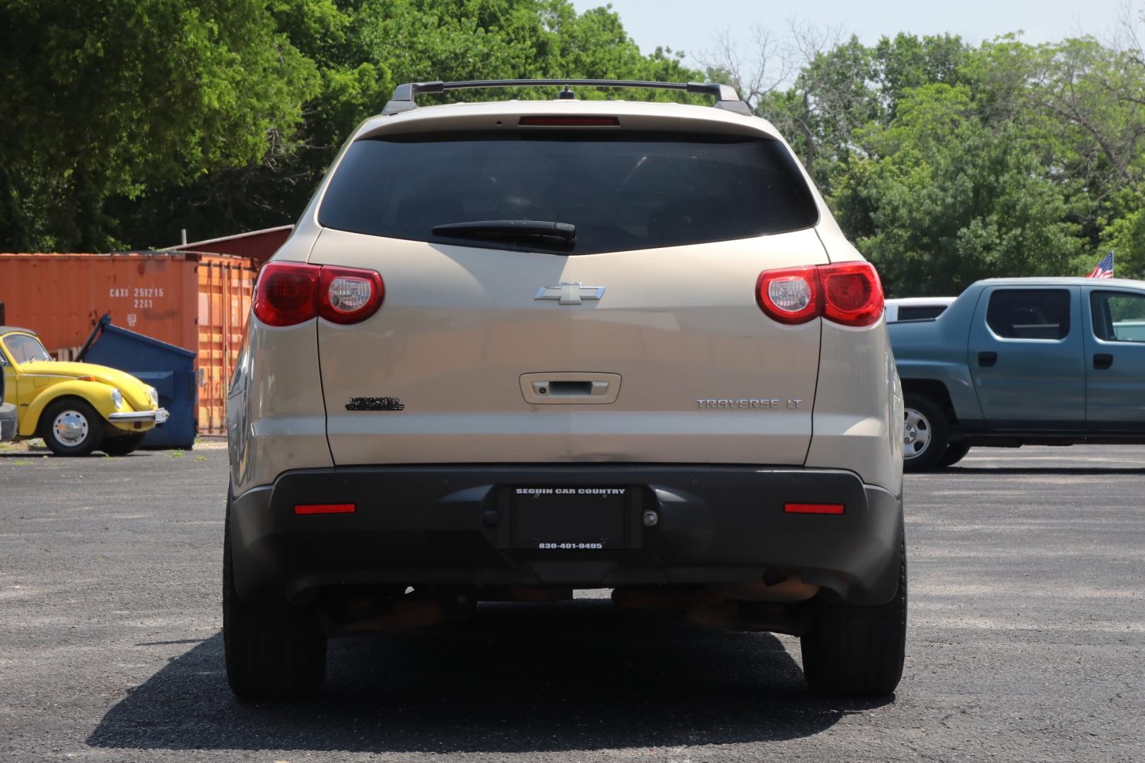 2012 TAN CHEVROLET TRAVERSE LT FWD (1GNKRGED1CJ) with an 3.6L V6 DOHC 24V engine, 6-SPEED AUTOMATIC transmission, located at 420 E. Kingsbury St., Seguin, TX, 78155, (830) 401-0495, 29.581060, -97.961647 - Photo#5